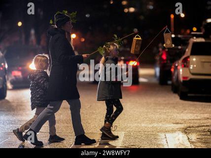 Vancouver, Kanada. Dezember 2023. Während des Winter Solstice Festivals in Vancouver, Kanada, am 21. Dezember 2023, überqueren Menschen mit Laternen die Straße. Quelle: Liang Sen/Xinhua/Alamy Live News Stockfoto