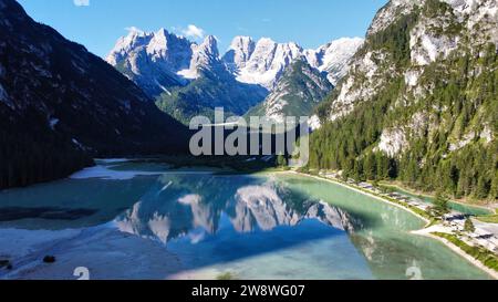 Luftbilddrohnenaufnahme des Lago di Landro (Lago di Landro in den Dolomiten, Südtirol, Italien. Malerisches AlpentSee mit Spiegelung der Cristallo-Berggruppe.) Stockfoto