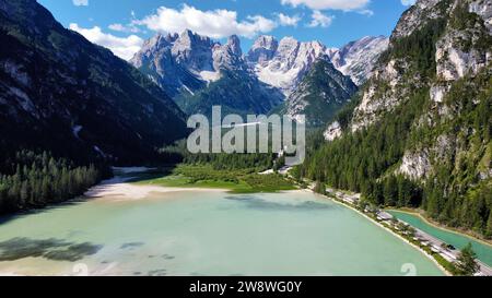 Luftbilddrohnenaufnahme des Lago di Landro (Lago di Landro in den Dolomiten, Südtirol, Italien. Malerisches AlpentSee mit Spiegelung der Cristallo-Berggruppe.) Stockfoto