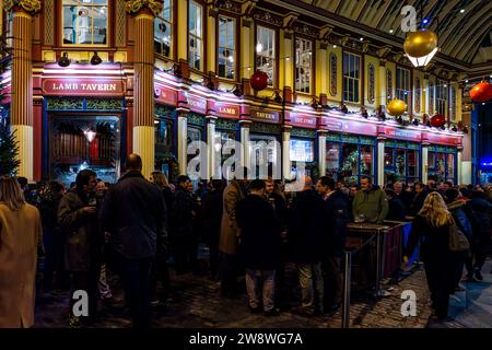 Eine große Gruppe von Menschen, die vor Einem Pub in Leadenhall Market After Work, London, UK, trinken Stockfoto