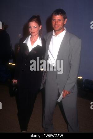 Beverly Hills, Kalifornien, USA 9. September 1996 die Schauspielerin Laura Leighton und die Schauspielerin Grant Show nehmen am 9. September 1996 in Beverly Hills, Kalifornien, an der ersten jährlichen Tribute to Style Celebration Teil, die den dauerhaften Wohltätigkeitsorganisationen der Unterhaltungsbranche zugute kommt. Foto: Barry King/Alamy Stock Photo Stockfoto