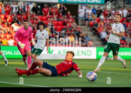 Adelaide, Australien. Dezember 2023. Adelaide, Australien, 22. Dezember 2023: Luka Jovanovic (17 Adelaide United) taucht erfolglos während des Isuzu UTE A-League Men Spiels zwischen Adelaide United und Newcastle Jets im Coopers Stadium in Adelaide, Australien. (NOE Llamas/SPP) Credit: SPP Sport Press Photo. /Alamy Live News Stockfoto