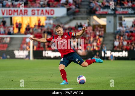 Adelaide, Australien. Dezember 2023. Adelaide, Australien, 22. Dezember 2023: Ryan Kitto (7 Adelaide United) kreuzt den Ball während des Isuzu UTE A-League Men-Spiels zwischen Adelaide United und Newcastle Jets im Coopers Stadium in Adelaide, Australien. (NOE Llamas/SPP) Credit: SPP Sport Press Photo. /Alamy Live News Stockfoto