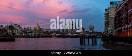 Blick auf den Themsenstrand und die Themse mit Blick auf die City of London, London, Großbritannien Stockfoto