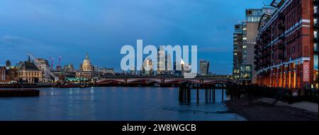 Blick auf den Themsenstrand und die Themse mit Blick auf die City of London, London, Großbritannien Stockfoto