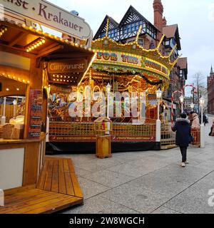 Nottingham, Großbritannien, 15. Dezember 2023: Fahrgeschäfte und Verkaufsstände auf dem Nottingham Christmas Market. Stockfoto