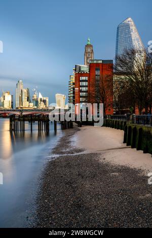 Blick auf den Themsenstrand, den Oxo Tower und die Themse mit Blick auf die City of London, London, Großbritannien Stockfoto