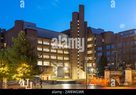 Die Queen Elizabeth Law Courts (Liverpool Crown Court), Derby Square, Liverpool. Eröffnet von Königin Elizabeth der 2. Im Jahr 1984. Bild im Dezember 2023. Stockfoto