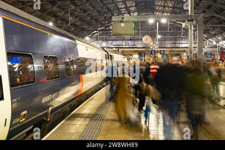 Lime Street Station, Liverpool, Bild im November 2023. 1836 eröffnet, der älteste noch in Betrieb befindliche Hauptbahnhof Grand Terminus der Welt. Stockfoto