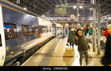 Lime Street Station, Liverpool, Bild im November 2023. 1836 eröffnet, der älteste noch in Betrieb befindliche Hauptbahnhof Grand Terminus der Welt. Stockfoto