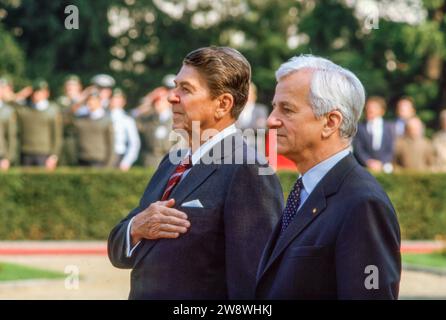 Präsident Ronald Reagan und Bundespräsident von Weizsäcker, Staatsbesuch, Bonn, Mai 1985 Deutschland, Bonn, Anfang Mai 1985, US-Präsident Ronald Reagan 1911-2004 mit Bundespräsident Richard von Weizsäcker 1920-2015 im Garten des Palais Schaumburg, Staatsbesuch in Deutschland, kurz nach der Ankunft, bei der amerikanischen Nationalhymne legt Reagan die Hand aufs Herz, Politik, 1985, 1980er, 80er, Jahre, Achtziger Jahre, Geschichte, Zeitgeschichte, historisch, *** Bundespräsident Ronald Reagan und Bundespräsident von Weizsäcker, Staatsbesuch, Bonn, Mai 1985 Deutschland, Bonn, Anfang Mai 1985, US-Präsident Stockfoto