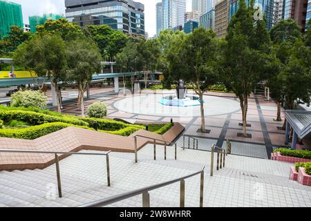 Hongkong, China - 23. Juli 2009 : 'Polar Crisis Square' auf dem Gelände des Hong Kong Museum of History. Große Pinguinpuppe, die zur Behebung von Problemen aufgestellt wurde. Stockfoto