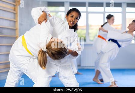 Zwei Mädchen trainieren Judo-Techniken im Studio Stockfoto