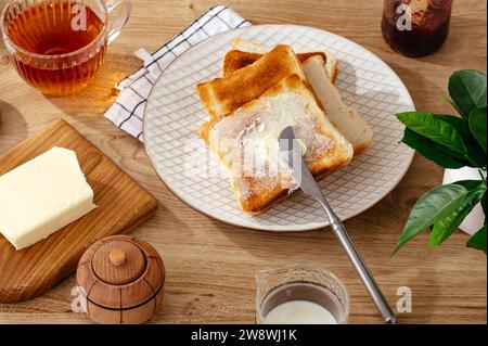 Geröstete Brotscheiben mit Butter Stockfoto