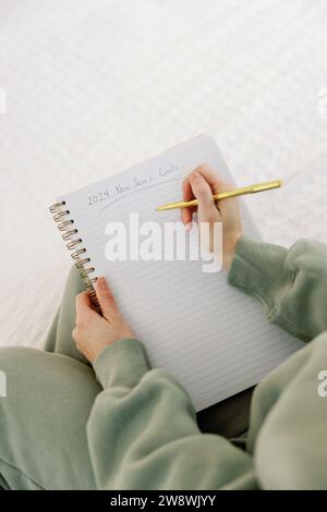 2024 Aufsätze in gemütlicher Kleidung schreiben Stockfoto