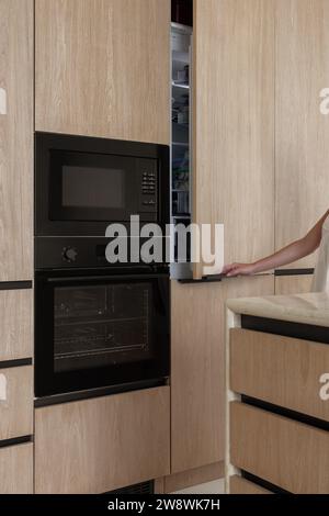 Haushaltsgeräte in einer minimalistischen Küche Stockfoto