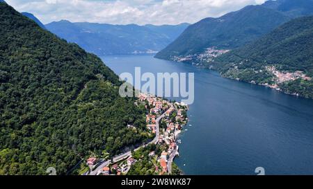 Luftbild-Drohnenaufnahme des Comer Sees (Lago di Como in Lombardei, Italien. Ikonischer Alpensee, umgeben von dramatischen Bergen, eleganten historischen Villen und der Stadt Stockfoto