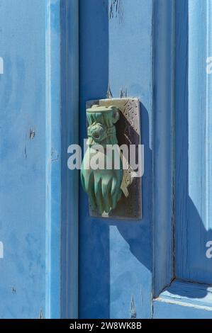 Alter Türgriff in einem typischen Blau auf Santorin Stockfoto