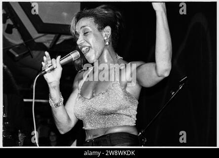 SISTER SLEDGE, CARDIFF, 1993: Sängerin Kathy Sledge von Disco Icons ...
