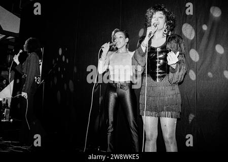 SISTER SLEDGE, CARDIFF, 1993: Disco Icons Sister Sledge spielt am 8. Februar 1993 im Cardiff University Terminal in Wales. Foto: Rob Watkins. BAND INFO: Sister Sledge ist eine legendäre US-amerikanische Musikgruppe, die 1971 gegründet wurde. Die vier Schwestern Debbie, Joni, Kim und Kathy sind bekannt für ihre dynamischen Disco- und R&B-Hits, darunter „We Are Family“, und haben einen dauerhaften Einfluss auf die Musikindustrie hinterlassen, die für ihren harmonischen Gesang und ihre ansteckende Energie gefeiert wird. Stockfoto