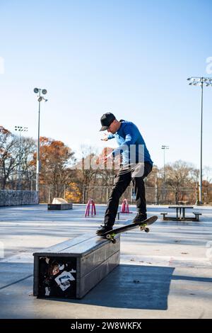 Solo-Mann-Skateboarden im Herbst im A Skatepark Stockfoto