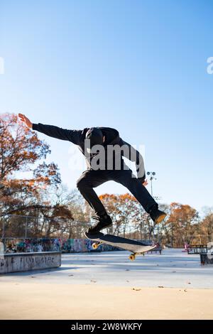 Solo-Mann-Skateboarden auf einem ollie North im Skatepark im Herbst Stockfoto