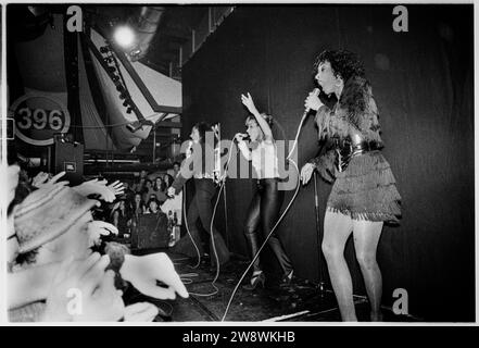 SISTER SLEDGE, CARDIFF, 1993: Disco Icons Sister Sledge spielt am 8. Februar 1993 im Cardiff University Terminal in Wales. Foto: Rob Watkins. BAND INFO: Sister Sledge ist eine legendäre US-amerikanische Musikgruppe, die 1971 gegründet wurde. Die vier Schwestern Debbie, Joni, Kim und Kathy sind bekannt für ihre dynamischen Disco- und R&B-Hits, darunter „We Are Family“, und haben einen dauerhaften Einfluss auf die Musikindustrie hinterlassen, die für ihren harmonischen Gesang und ihre ansteckende Energie gefeiert wird. Stockfoto