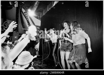 SISTER SLEDGE, CARDIFF, 1993: Disco Icons Sister Sledge spielt am 8. Februar 1993 im Cardiff University Terminal in Wales. Foto: Rob Watkins. BAND INFO: Sister Sledge ist eine legendäre US-amerikanische Musikgruppe, die 1971 gegründet wurde. Die vier Schwestern Debbie, Joni, Kim und Kathy sind bekannt für ihre dynamischen Disco- und R&B-Hits, darunter „We Are Family“, und haben einen dauerhaften Einfluss auf die Musikindustrie hinterlassen, die für ihren harmonischen Gesang und ihre ansteckende Energie gefeiert wird. Stockfoto