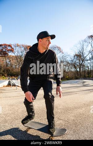 Solomann Skateboarden im Herbst in einem Skatepark Stockfoto