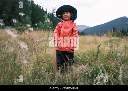 Mädchen, das die Natur in den Bergen von Colorado genießt Stockfoto