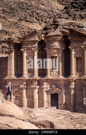 Mann mit rotem Turban, erkundet das Kloster in Petra Stockfoto