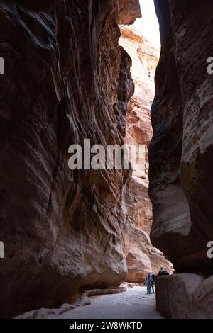 Touristen, die Petra besuchen und über den Siq Canyon laufen Stockfoto