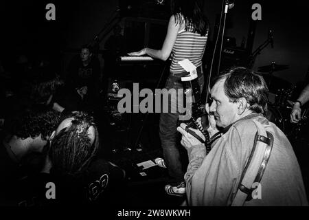 MARTIN PARR, MAGNUM PHOTOGRAPHER, 1994: Der legendäre Magnum-Fotograf Martin Parr fotografiert am 8. April 1994 bei einem Auftritt der Indie-Band Salad an der Glamorgan University in Wales. Seine Bilder wurden in das Artwork und ein spezielles Mini-Buch verwendet, das mit ihrem Debütalbum Drink Me erschien. Foto: Rob Watkins. Martin Parr, geboren 1952, ist ein bekannter britischer Dokumentarfotograf. Sein unverwechselbarer Stil fängt den Alltag mit Humor und Ironie ein und konzentriert sich dabei oft auf kulturelle Phänomene. Parrs Arbeit hat die zeitgenössische Fotografie unauslöschlich geprägt. Stockfoto