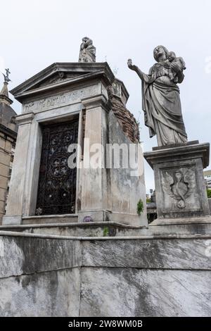 Wunderschöner Blick auf Gräber und Statuen auf dem Recoleta Friedhof Stockfoto