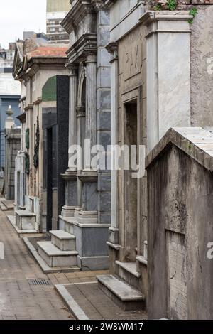 Wunderschöner Blick auf Gräber und Statuen auf dem Recoleta Friedhof Stockfoto