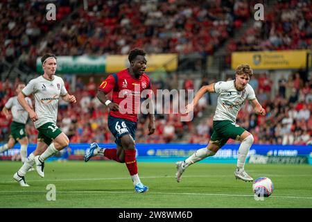 Adelaide, Australien. Dezember 2023. Adelaide, Australien, 22. Dezember 2023: Nestory Irankunda (66 Adelaide United) spielt mit dem Ball während des Spiels der Isuzu UTE A-League Men zwischen Adelaide United und Newcastle Jets im Coopers Stadium in Adelaide, Australien. (NOE Llamas/SPP) Credit: SPP Sport Press Photo. /Alamy Live News Stockfoto