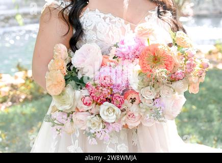 Nahaufnahme einer Braut, die einen bunten Blumenstrauß für ihre Frühlingshochzeit hält Stockfoto