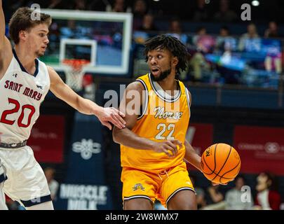 21. Dezember 2023 Moraga, US-amerikanischer Garant Michael Bradley aus Nord-Kentucky (22) will den Ball während des NCAA Männer Basketballspiels zwischen Nord-Kentucky Norse und den Saint Mary's Gaels passieren. Saint Mary's schlug Northern Kentucky 92-56 im University Credit Union Pavilion Moraga Calif Thurman James/CSM Stockfoto