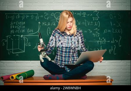 Zurück zur Schule. Student bereitet sich auf Hochschulprüfungen vor. Frustrierte Studentin, die am Schreibtisch der Universität sitzt. Schlechte Untersuchung. Emotionales junges Gesicht. Stockfoto