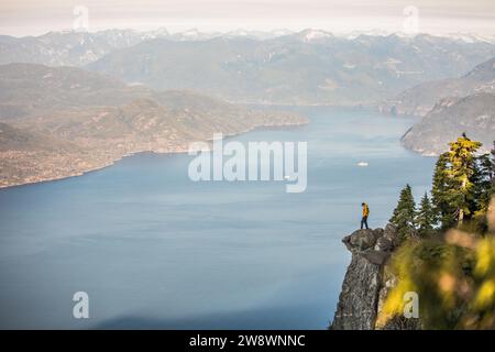 Mann, der auf der Klippe steht, mit Blick auf Howe Sound, Vancouver Stockfoto