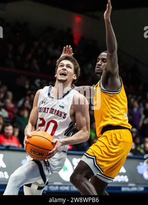 Dezember 2023 Moraga, CA U.S.A. St. Marys Garde Aidan Mahaney (20) fährt während des NCAA Männer Basketballspiels zwischen Nord-Kentucky Norse und den Saint Mary's Gaels zum Basketball. Saint Mary's schlug Northern Kentucky 92-56 im University Credit Union Pavilion Moraga Calif Thurman James/CSM Stockfoto