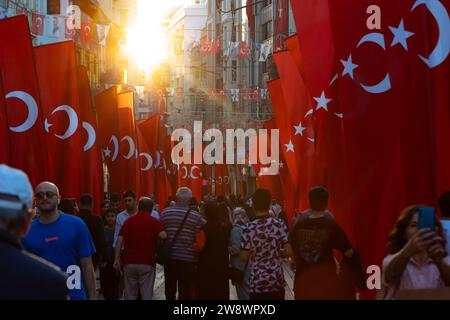 Nationalfeiertage von Turkiye Konzeptfoto. Türkische Fahnen in Istiklal Caddesi oder Istiklal Avenue mit Menschen. Istanbul Turkiye - 10.28.2023 Stockfoto