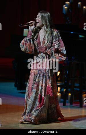 Miami, FL, USA. Dezember 2023. LeAnn Rimes tritt während der Joy: The Holiday Tour in der Knight Concert Hall am 21. Dezember 2023 in Miami, Florida auf. Quelle: Mpi04/Media Punch/Alamy Live News Stockfoto