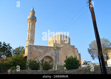 Blick auf eine alte islamische Moschee namens Agia Sophia in Paphos Stadt, Zypern. Sie wurde von den Osmanen im 12-13. Jahrhundert erbaut. Stockfoto