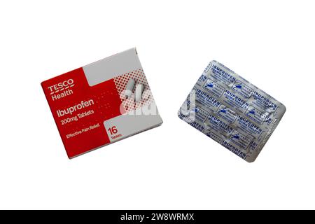 Tesco Health Ibuprofen 200mg Tabletten wirksame Schmerzlinderung Tabletten Medikament mit Blisterpackung entfernt isoliert auf weißem Hintergrund Stockfoto