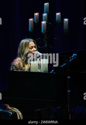 Miami, FL, USA. Dezember 2023. LeAnn Rimes tritt während der Joy: The Holiday Tour in der Knight Concert Hall am 21. Dezember 2023 in Miami, Florida auf. Quelle: Mpi04/Media Punch/Alamy Live News Stockfoto