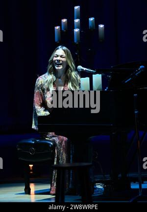 Miami, FL, USA. Dezember 2023. LeAnn Rimes tritt während der Joy: The Holiday Tour in der Knight Concert Hall am 21. Dezember 2023 in Miami, Florida auf. Quelle: Mpi04/Media Punch/Alamy Live News Stockfoto