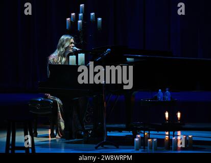 Miami, FL, USA. Dezember 2023. LeAnn Rimes tritt während der Joy: The Holiday Tour in der Knight Concert Hall am 21. Dezember 2023 in Miami, Florida auf. Quelle: Mpi04/Media Punch/Alamy Live News Stockfoto