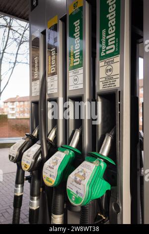 Großaufnahme von Benzinpumpen und -Düsen auf einem Tankstellenvorplatz in London, England, Großbritannien Stockfoto