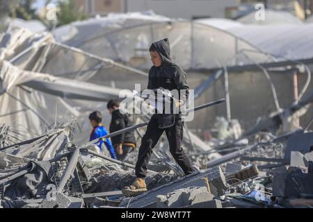 Rafah, Palästinensische Gebiete. Dezember 2023. Ein palästinensisches Kind inspiziert Trümmer zerstörter Gebäude nach israelischen Bombardements. Quelle: Mohammed Talatene/dpa/Alamy Live News Stockfoto